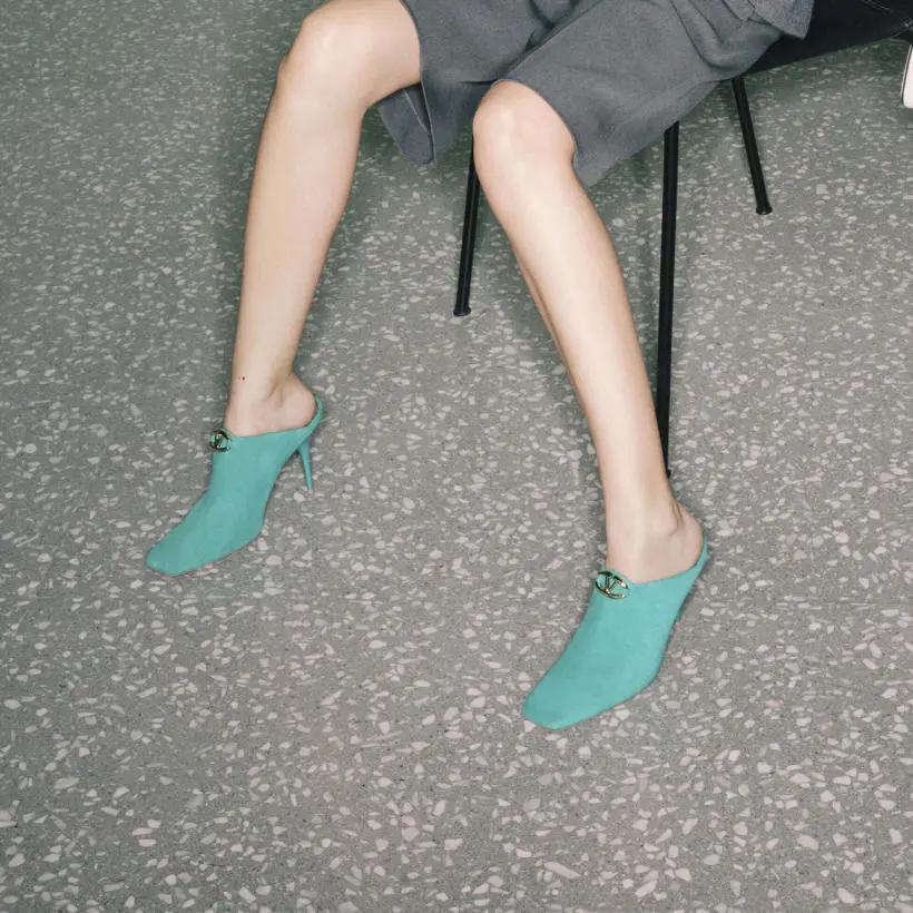 Square toe, brand logo, solid color heel